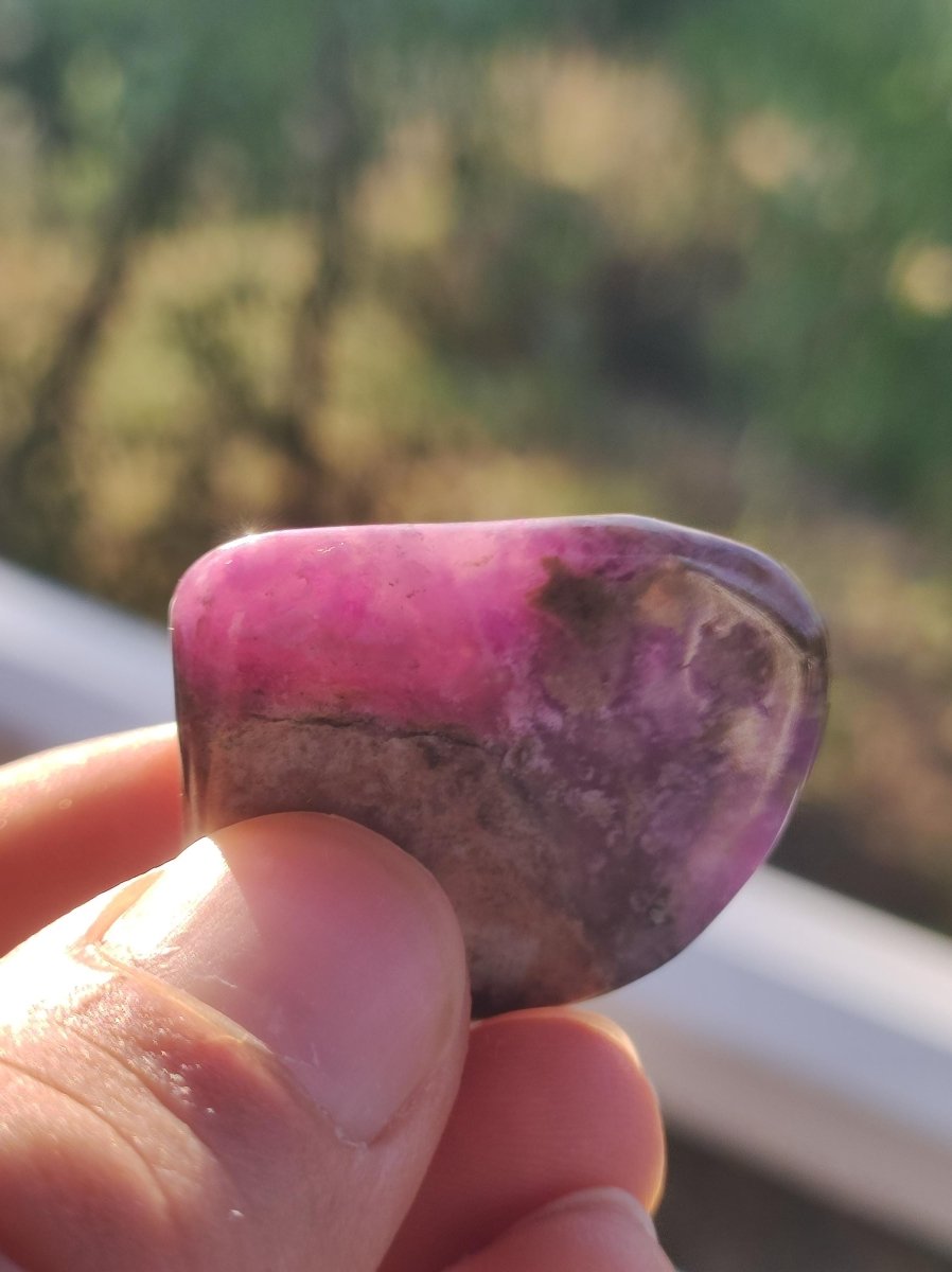 Sugilith "Gel" - Sammler Deko Heilstein lila Handschmeichler Rarität Meditation Energie Edelstein Kristall Wertanlage Natürlich Unikat - Art of Nature Berlin