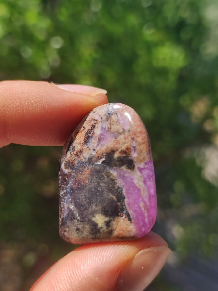 Sugilith "Gel" - Sammler Deko Heilstein lila Handschmeichler Rarität Meditation Energie Edelstein Kristall Wertanlage Natürlich Unikat - Art of Nature Berlin