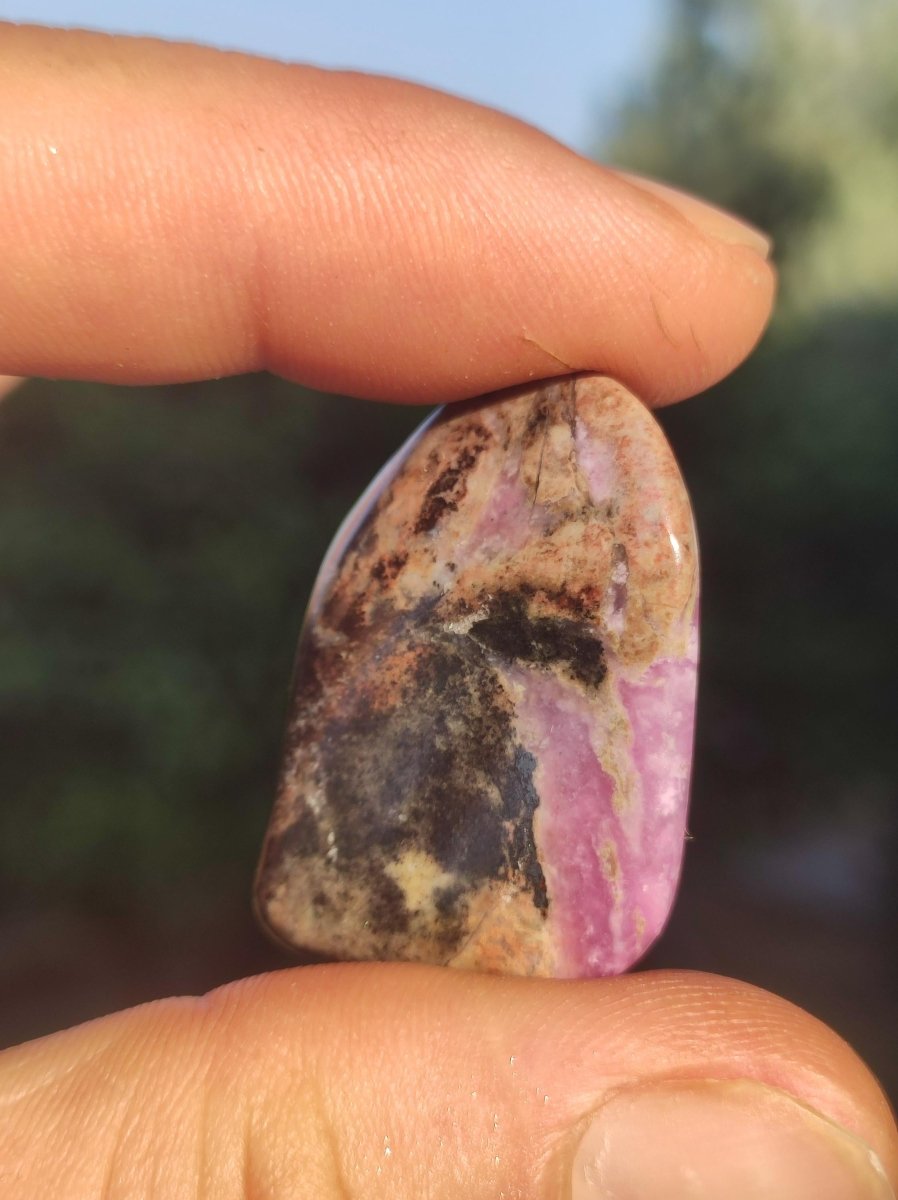 Sugilith "Gel" - Sammler Deko Heilstein lila Handschmeichler Rarität Meditation Energie Edelstein Kristall Wertanlage Natürlich Unikat - Art of Nature Berlin