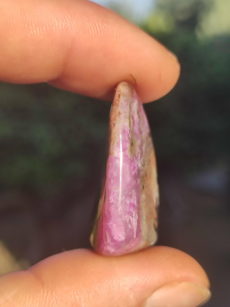 Sugilith "Gel" - Sammler Deko Heilstein lila Handschmeichler Rarität Meditation Energie Edelstein Kristall Wertanlage Natürlich Unikat - Art of Nature Berlin