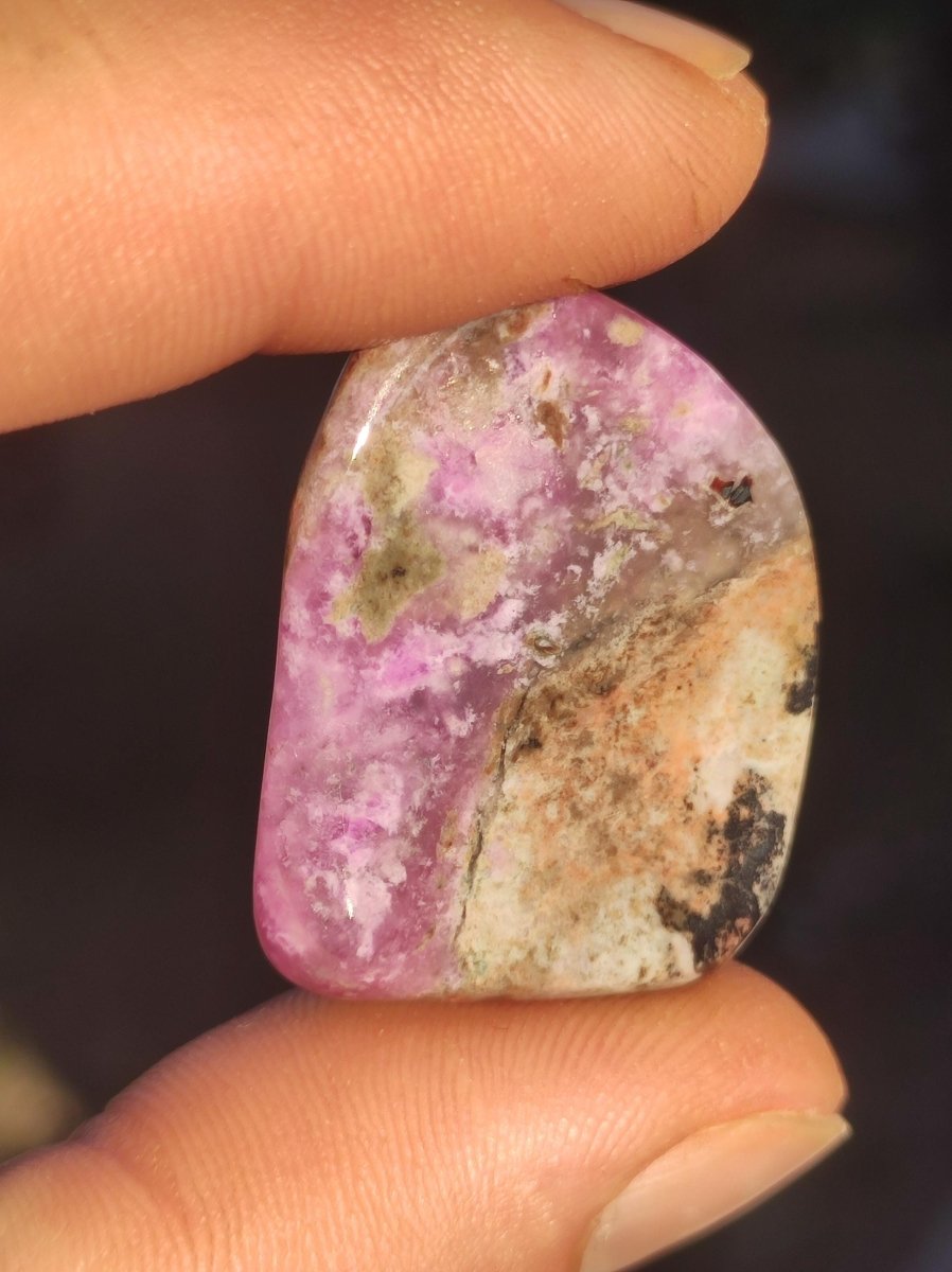 Sugilith "Gel" - Sammler Deko Heilstein lila Handschmeichler Rarität Meditation Energie Edelstein Kristall Wertanlage Natürlich Unikat - Art of Nature Berlin