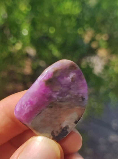 Sugilith "Gel" - Sammler Deko Heilstein lila Handschmeichler Rarität Meditation Energie Edelstein Kristall Wertanlage Natürlich Unikat - Art of Nature Berlin