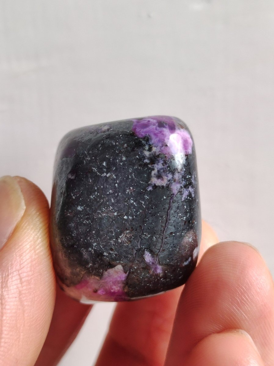 Sugilith Gel Sugilite Handschmeichler Heilstein Meditation Therapie Edelstein Deko Kristall Mineral Energie Lila Wertanlage Investition - Art of Nature Berlin