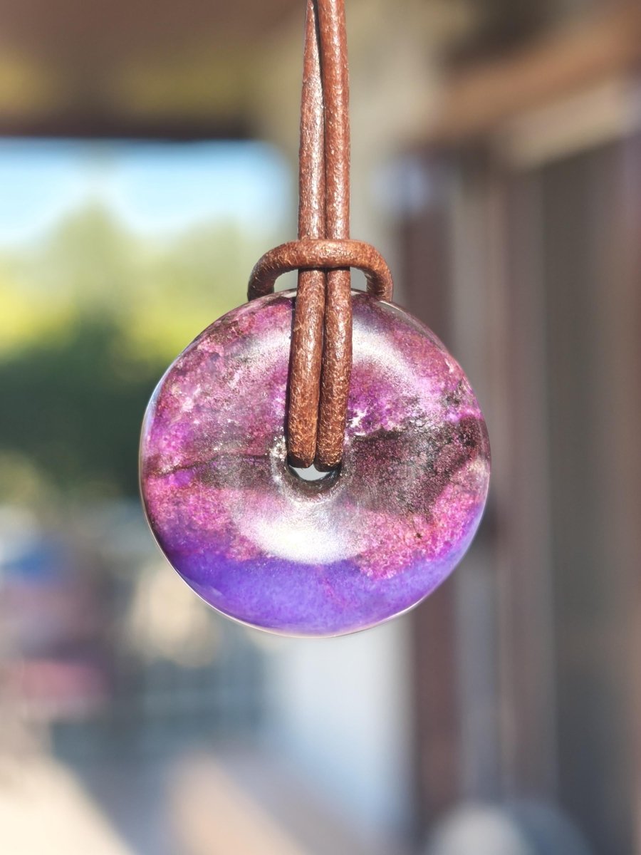 Sugilith Kette Donut Edelstein Anhänger Kristall Heilstein Rarität selten Sammler Mineral lila rund Geschenk für Mann Frau Er Sie Rarität - Art of Nature Berlin