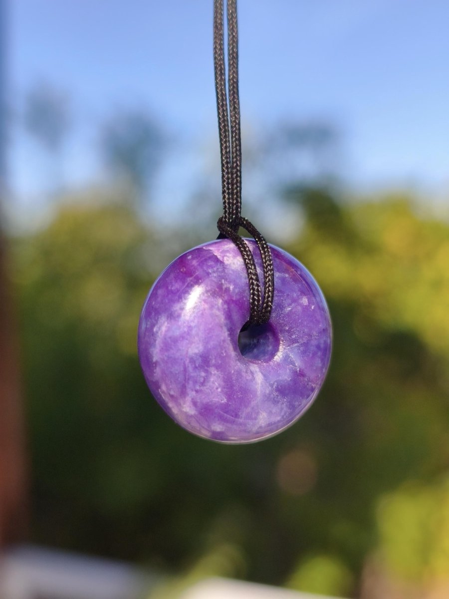 Sugilith Kette Donut Edelstein Anhänger Kristall Heilstein Rarität selten Sammler Mineral lila rund Geschenk für Mann Frau Er Sie Rarität - Art of Nature Berlin