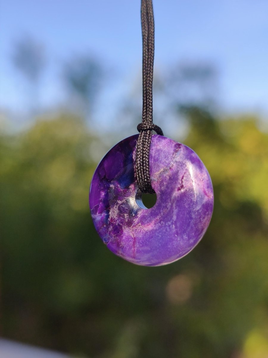 Sugilith Kette Donut Edelstein Anhänger Kristall Heilstein Rarität selten Sammler Mineral lila rund Geschenk für Mann Frau Er Sie Rarität - Art of Nature Berlin
