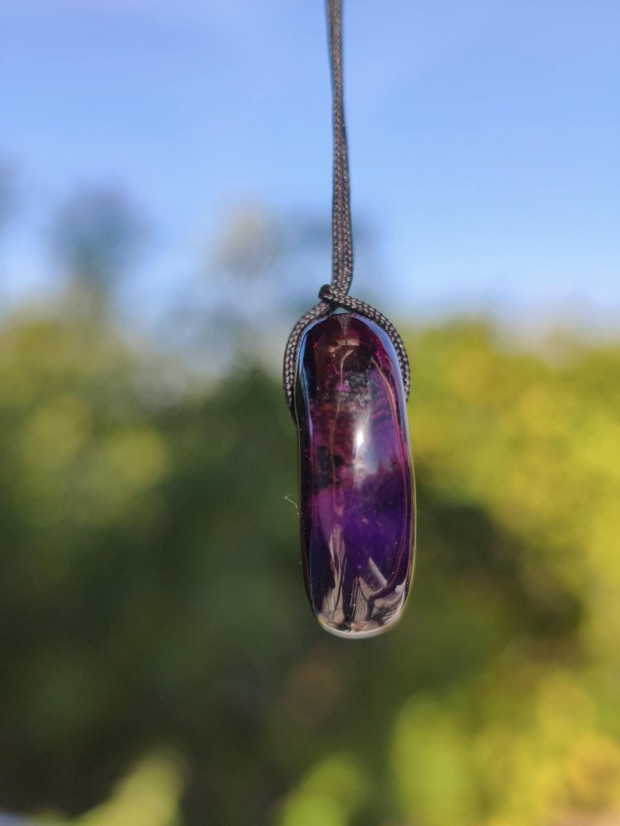 Sugilith Kette Donut Edelstein Anhänger Kristall Heilstein Rarität selten Sammler Mineral lila rund Geschenk für Mann Frau Er Sie Rarität - Art of Nature Berlin