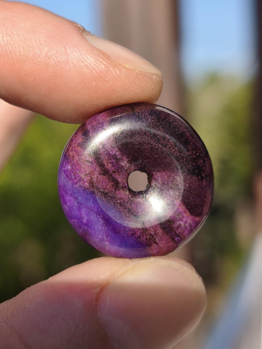 Sugilith Kette Donut Edelstein Anhänger Kristall Heilstein Rarität selten Sammler Mineral lila rund Geschenk für Mann Frau Er Sie Rarität - Art of Nature Berlin