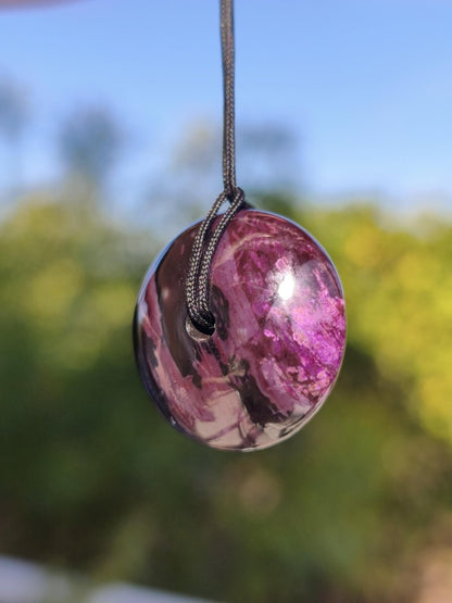 Sugilith Kette Donut Edelstein Anhänger Kristall Heilstein Rarität selten Sammler Mineral lila rund Geschenk für Mann Frau Er Sie Rarität - Art of Nature Berlin