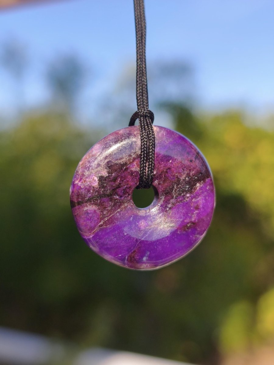 Sugilith Kette Donut Edelstein Anhänger Kristall Heilstein Rarität selten Sammler Mineral lila rund Geschenk für Mann Frau Er Sie Rarität - Art of Nature Berlin