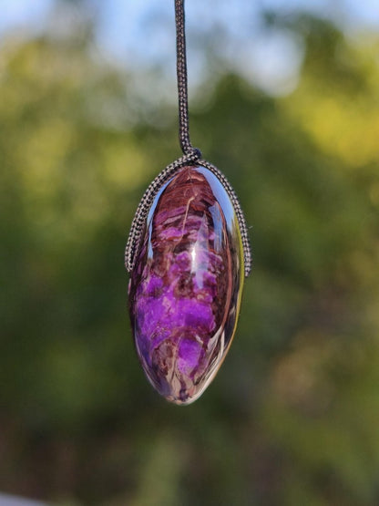 Sugilith Kette Donut Edelstein Anhänger Kristall Heilstein Rarität selten Sammler Mineral lila rund Geschenk für Mann Frau Er Sie Rarität - Art of Nature Berlin