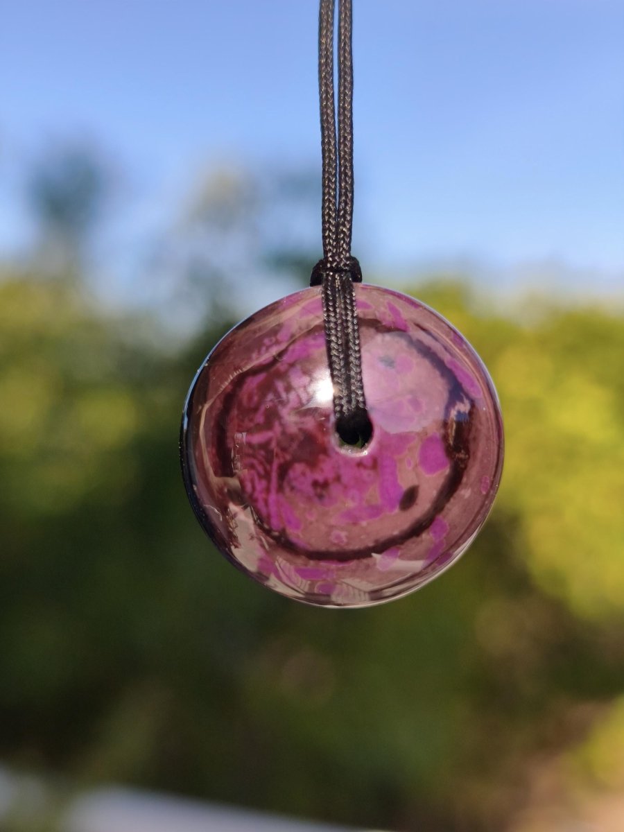 Sugilith Kette Donut Edelstein Anhänger Kristall Heilstein Rarität selten Sammler Mineral lila rund Geschenk für Mann Frau Er Sie Rarität - Art of Nature Berlin