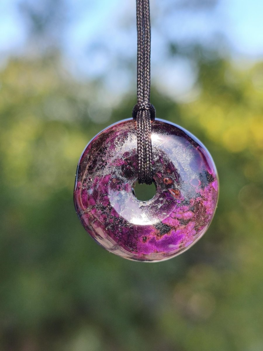 Sugilith Kette Donut Edelstein Anhänger Kristall Heilstein Rarität selten Sammler Mineral lila rund Geschenk für Mann Frau Er Sie Rarität - Art of Nature Berlin