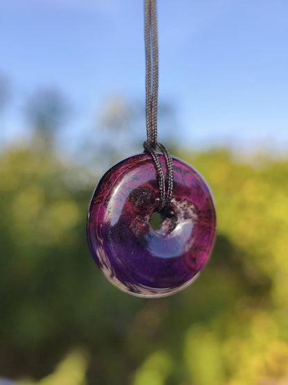 Sugilith Kette Donut Edelstein Anhänger Kristall Heilstein Rarität selten Sammler Mineral lila rund Geschenk für Mann Frau Er Sie Rarität - Art of Nature Berlin