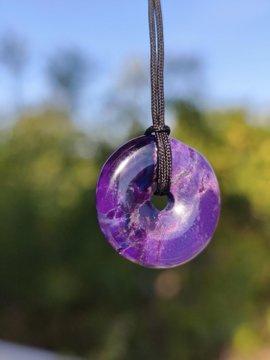 Sugilith Kette Donut Edelstein Anhänger Kristall Heilstein Rarität selten Sammler Mineral lila rund Geschenk für Mann Frau Er Sie Rarität - Art of Nature Berlin