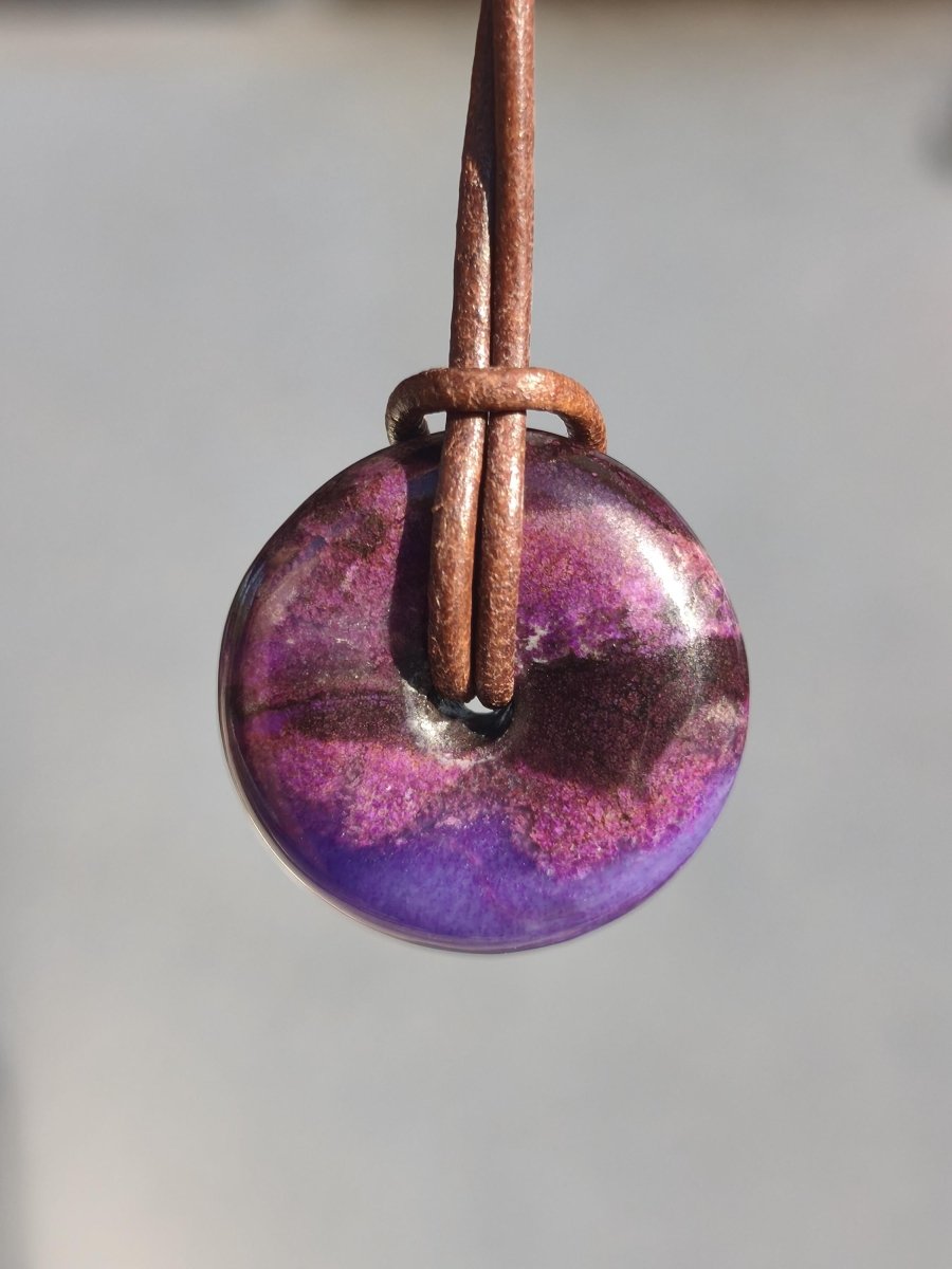 Sugilith Kette Donut Edelstein Anhänger Kristall Heilstein Rarität selten Sammler Mineral lila rund Geschenk für Mann Frau Er Sie Rarität - Art of Nature Berlin