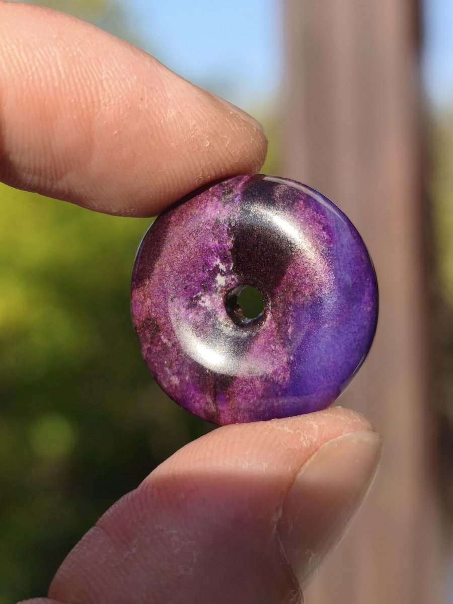 Sugilith Kette Donut Edelstein Anhänger Kristall Heilstein Rarität selten Sammler Mineral lila rund Geschenk für Mann Frau Er Sie Rarität - Art of Nature Berlin