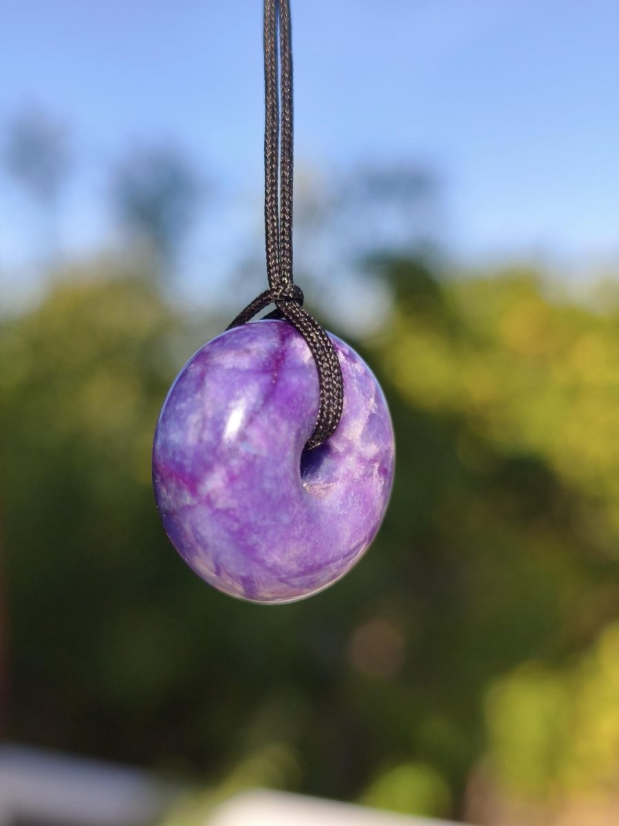 Sugilith Kette Donut Edelstein Anhänger Kristall Heilstein Rarität selten Sammler Mineral lila rund Geschenk für Mann Frau Er Sie Rarität - Art of Nature Berlin