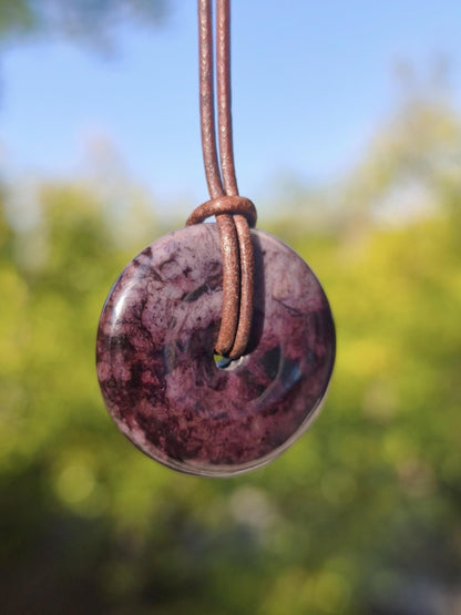 Sugilith Kette Donut Edelstein Anhänger Kristall Heilstein Rarität selten Sammler Mineral lila rund Geschenk für Mann Frau Er Sie Rarität - Art of Nature Berlin