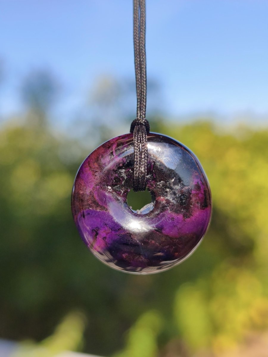 Sugilith Kette Donut Edelstein Anhänger Kristall Heilstein Rarität selten Sammler Mineral lila rund Geschenk für Mann Frau Er Sie Rarität - Art of Nature Berlin