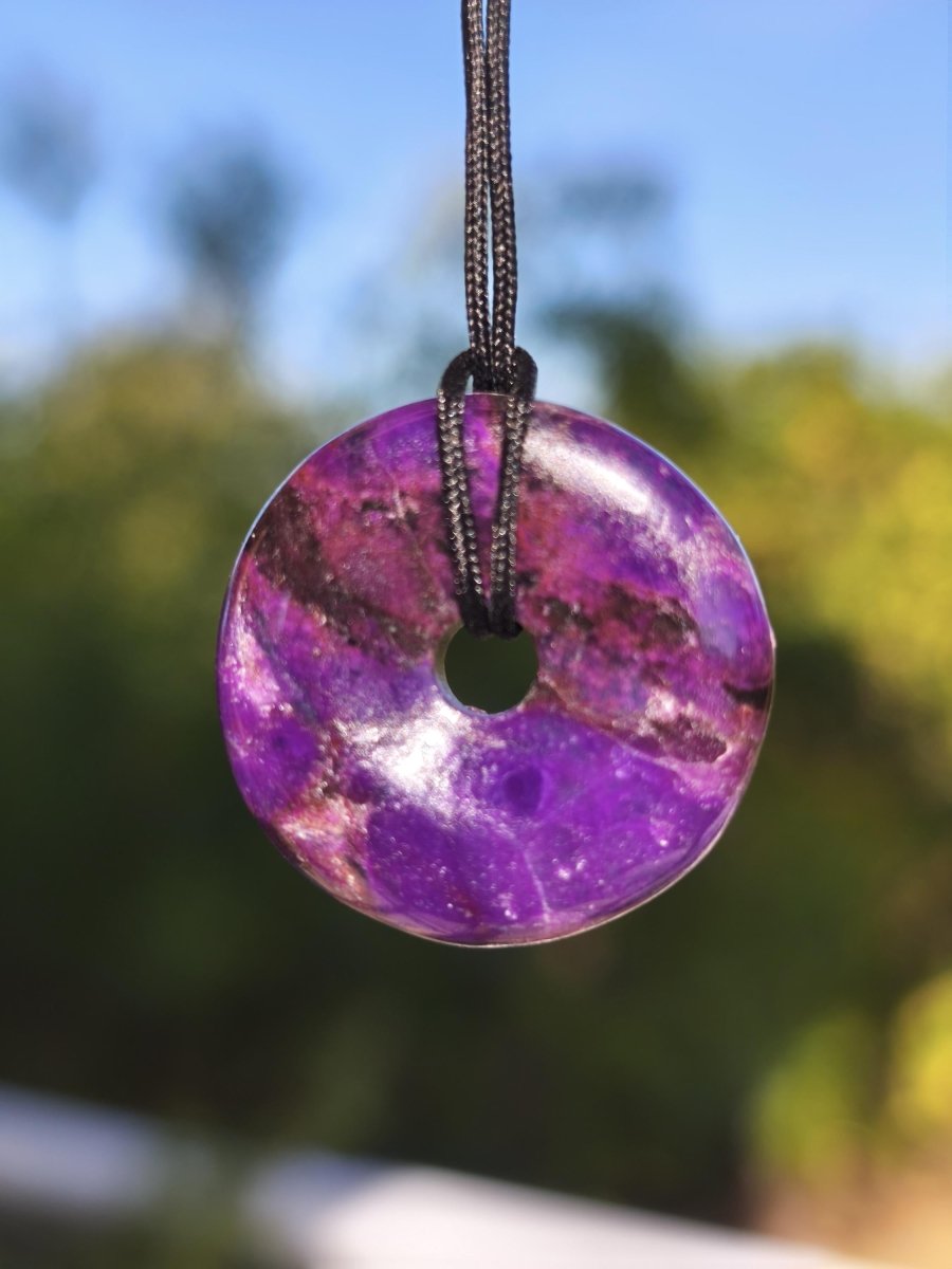 Sugilith Kette Donut Edelstein Anhänger Kristall Heilstein Rarität selten Sammler Mineral lila rund Geschenk für Mann Frau Er Sie Rarität - Art of Nature Berlin