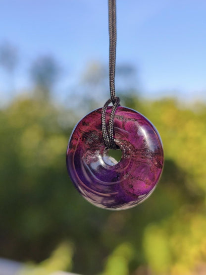 Sugilith Kette Donut Edelstein Anhänger Kristall Heilstein Rarität selten Sammler Mineral lila rund Geschenk für Mann Frau Er Sie Rarität - Art of Nature Berlin