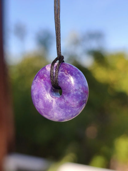 Sugilith Kette Donut Edelstein Anhänger Kristall Heilstein Rarität selten Sammler Mineral lila rund Geschenk für Mann Frau Er Sie Rarität - Art of Nature Berlin