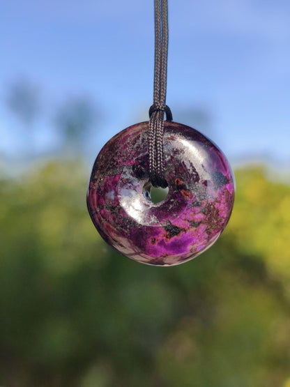 Sugilith Kette Donut Edelstein Anhänger Kristall Heilstein Rarität selten Sammler Mineral lila rund Geschenk für Mann Frau Er Sie Rarität - Art of Nature Berlin