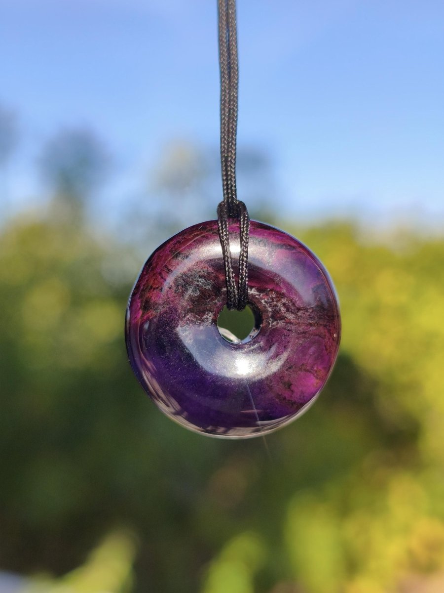 Sugilith Kette Donut Edelstein Anhänger Kristall Heilstein Rarität selten Sammler Mineral lila rund Geschenk für Mann Frau Er Sie Rarität - Art of Nature Berlin