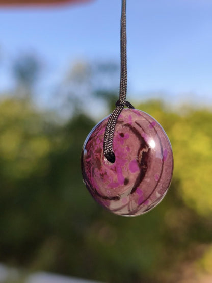 Sugilith Kette Donut Edelstein Anhänger Kristall Heilstein Rarität selten Sammler Mineral lila rund Geschenk für Mann Frau Er Sie Rarität - Art of Nature Berlin