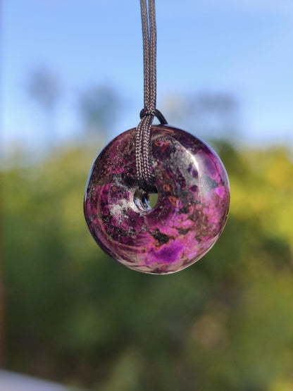 Sugilith Kette Donut Edelstein Anhänger Kristall Heilstein Rarität selten Sammler Mineral lila rund Geschenk für Mann Frau Er Sie Rarität - Art of Nature Berlin