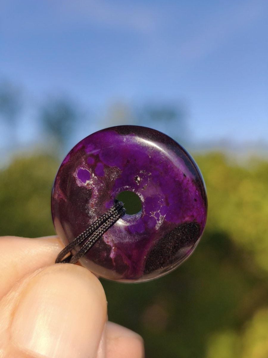 Sugilith Kette Donut Edelstein Anhänger Kristall Heilstein Rarität selten Sammler Mineral lila rund Geschenk für Mann Frau Er Sie Rarität - Art of Nature Berlin