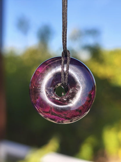 Sugilith Kette Donut Edelstein Anhänger Kristall Heilstein Rarität selten Sammler Mineral lila rund Geschenk für Mann Frau Er Sie Rarität - Art of Nature Berlin