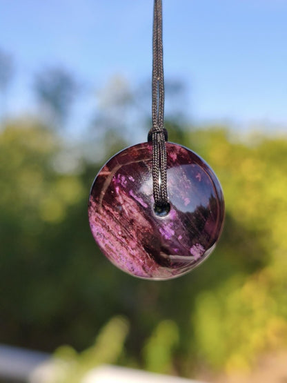 Sugilith Kette Donut Edelstein Anhänger Kristall Heilstein Rarität selten Sammler Mineral lila rund Geschenk für Mann Frau Er Sie Rarität - Art of Nature Berlin