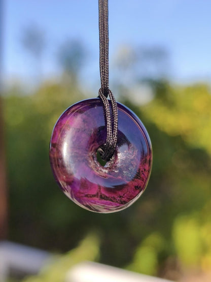 Sugilith Kette Donut Edelstein Anhänger Kristall Heilstein Rarität selten Sammler Mineral lila rund Geschenk für Mann Frau Er Sie Rarität - Art of Nature Berlin
