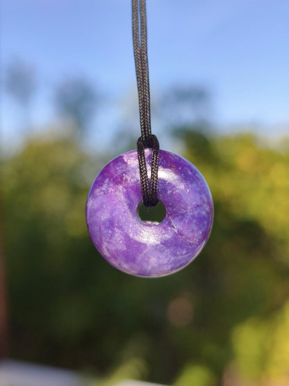 Sugilith Kette Donut Edelstein Anhänger Kristall Heilstein Rarität selten Sammler Mineral lila rund Geschenk für Mann Frau Er Sie Rarität - Art of Nature Berlin