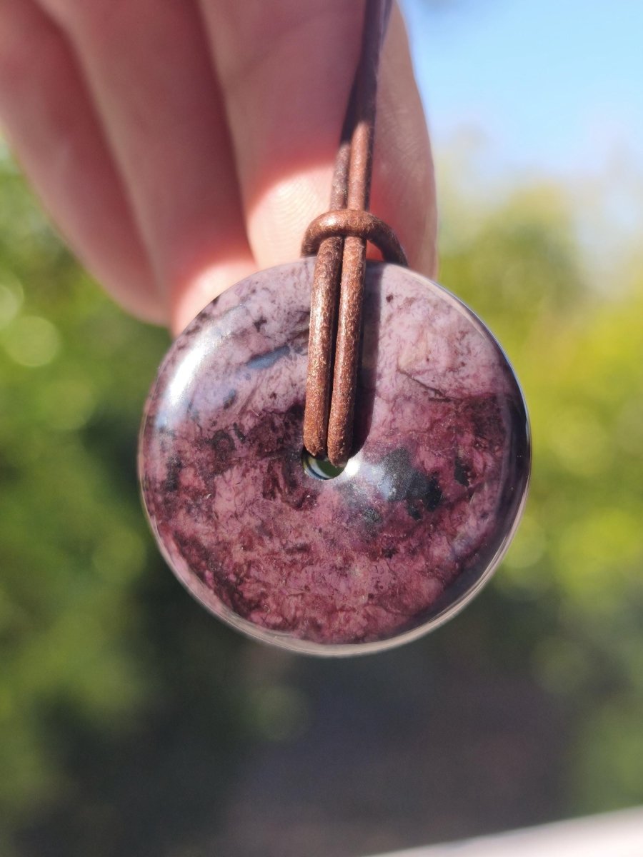 Sugilith Kette Donut Edelstein Anhänger Kristall Heilstein Rarität selten Sammler Mineral lila rund Geschenk für Mann Frau Er Sie Rarität - Art of Nature Berlin
