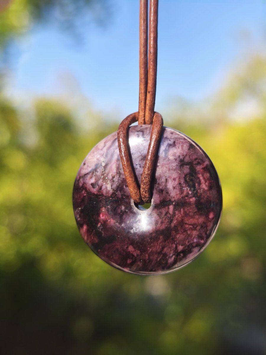 Sugilith Kette Donut Edelstein Anhänger Kristall Heilstein Rarität selten Sammler Mineral lila rund Geschenk für Mann Frau Er Sie Rarität - Art of Nature Berlin
