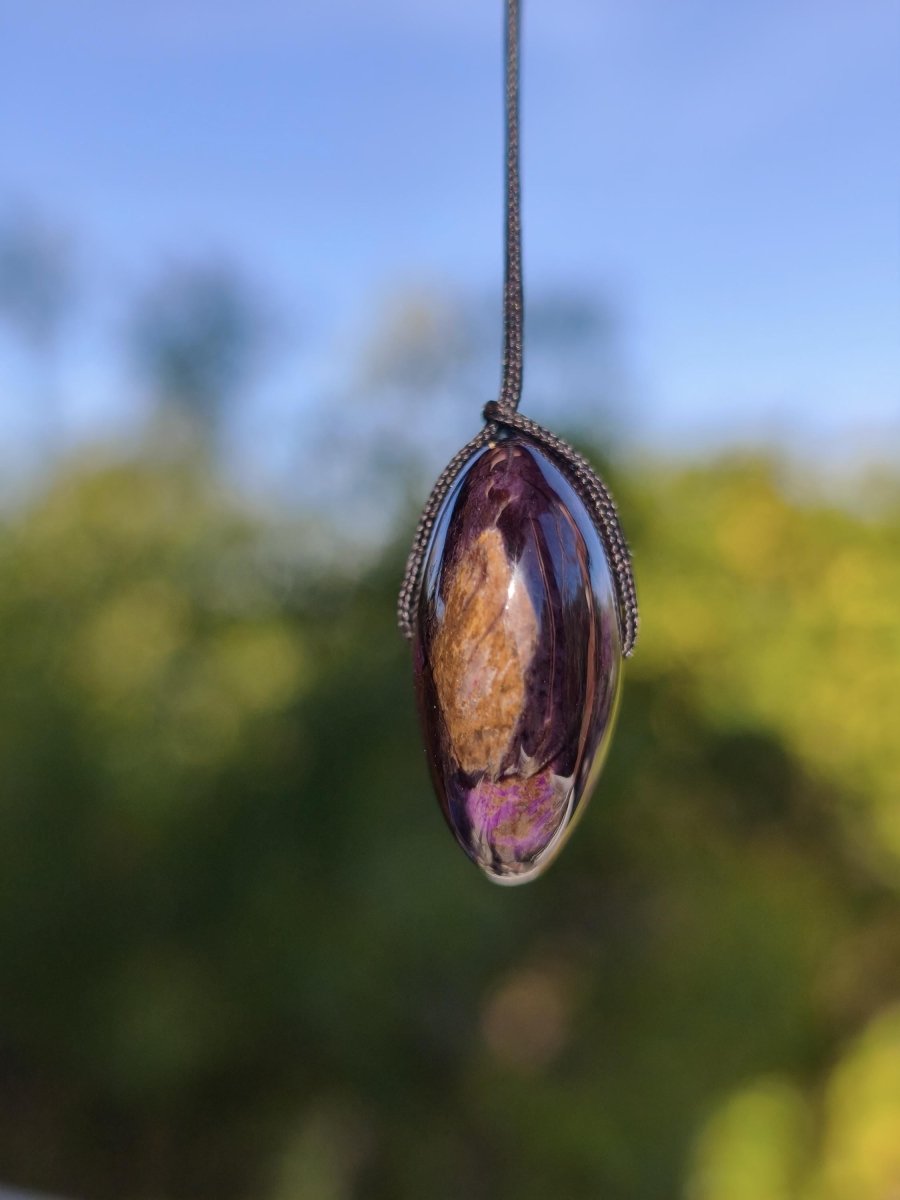 Sugilith Kette Donut Edelstein Anhänger Kristall Heilstein Rarität selten Sammler Mineral lila rund Geschenk für Mann Frau Er Sie Rarität - Art of Nature Berlin