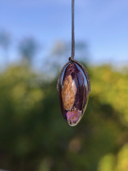 Sugilith Kette Donut Edelstein Anhänger Kristall Heilstein Rarität selten Sammler Mineral lila rund Geschenk für Mann Frau Er Sie Rarität - Art of Nature Berlin