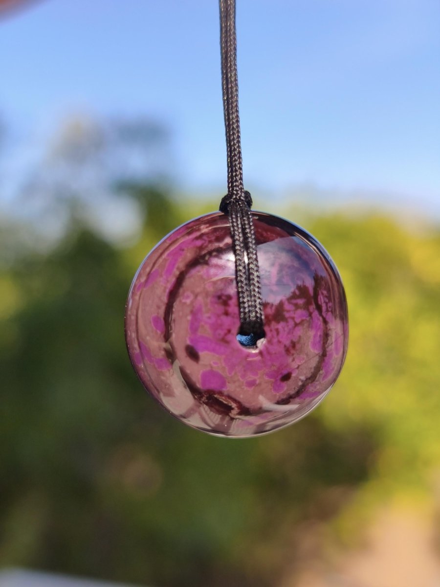 Sugilith Kette Donut Edelstein Anhänger Kristall Heilstein Rarität selten Sammler Mineral lila rund Geschenk für Mann Frau Er Sie Rarität - Art of Nature Berlin