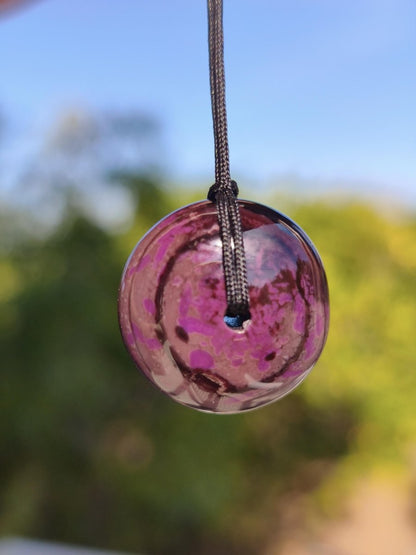 Sugilith Kette Donut Edelstein Anhänger Kristall Heilstein Rarität selten Sammler Mineral lila rund Geschenk für Mann Frau Er Sie Rarität - Art of Nature Berlin