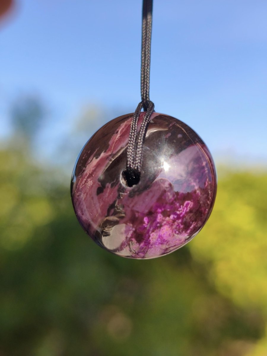 Sugilith Kette Donut Edelstein Anhänger Kristall Heilstein Rarität selten Sammler Mineral lila rund Geschenk für Mann Frau Er Sie Rarität - Art of Nature Berlin