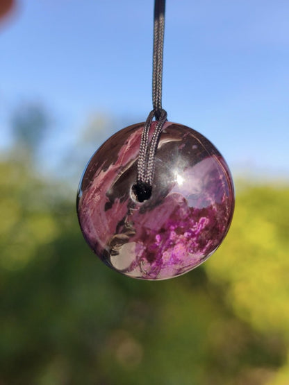 Sugilith Kette Donut Edelstein Anhänger Kristall Heilstein Rarität selten Sammler Mineral lila rund Geschenk für Mann Frau Er Sie Rarität - Art of Nature Berlin