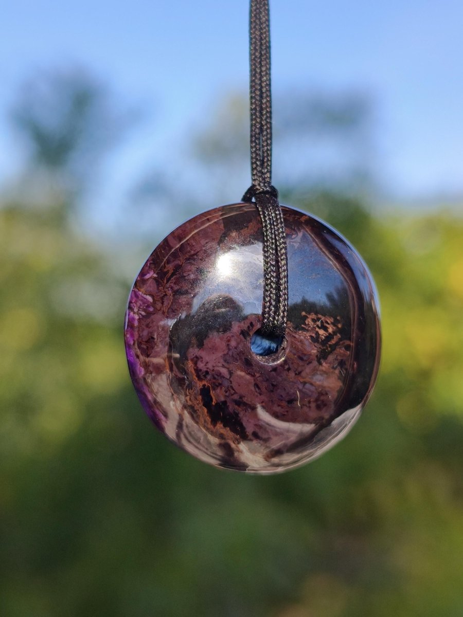 Sugilith Kette Donut Edelstein Anhänger Kristall Heilstein Rarität selten Sammler Mineral lila rund Geschenk für Mann Frau Er Sie Rarität - Art of Nature Berlin