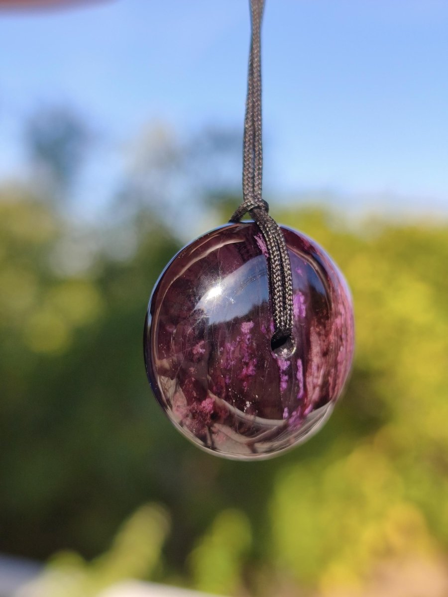 Sugilith Kette Donut Edelstein Anhänger Kristall Heilstein Rarität selten Sammler Mineral lila rund Geschenk für Mann Frau Er Sie Rarität - Art of Nature Berlin