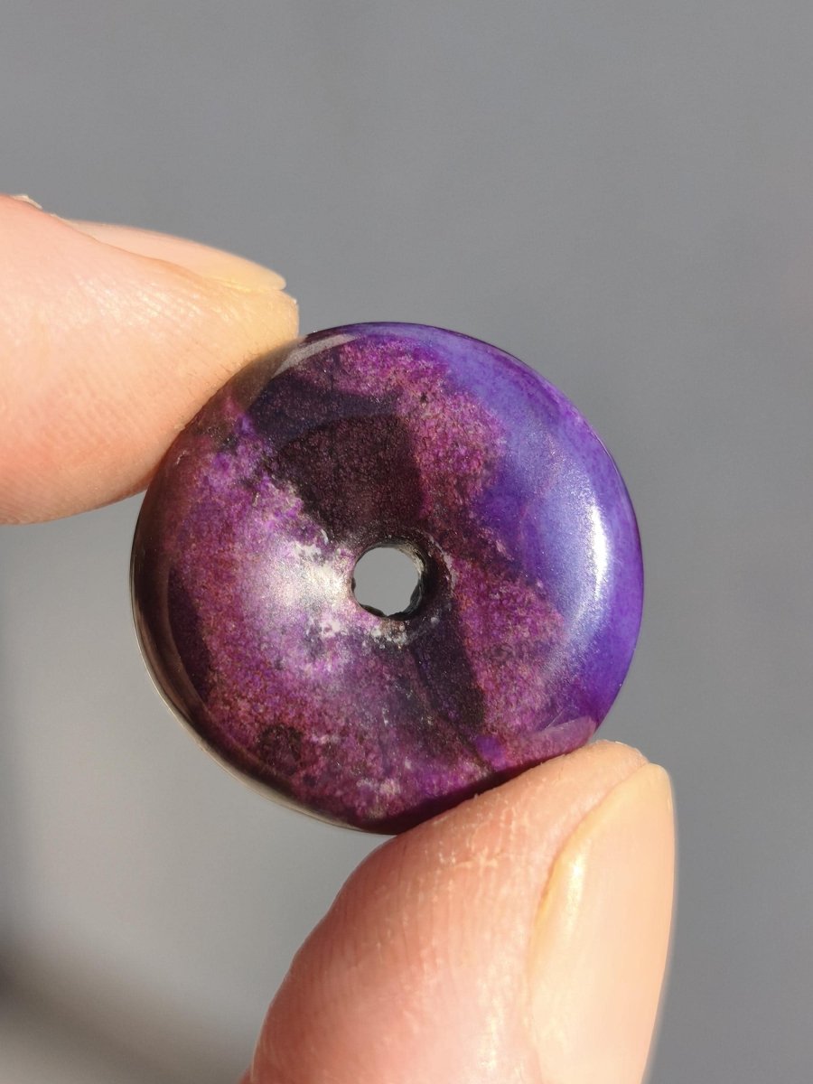 Sugilith Kette Donut Edelstein Anhänger Kristall Heilstein Rarität selten Sammler Mineral lila rund Geschenk für Mann Frau Er Sie Rarität - Art of Nature Berlin
