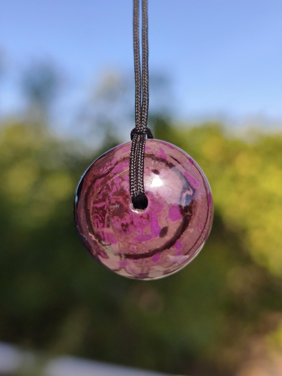 Sugilith Kette Donut Edelstein Anhänger Kristall Heilstein Rarität selten Sammler Mineral lila rund Geschenk für Mann Frau Er Sie Rarität - Art of Nature Berlin