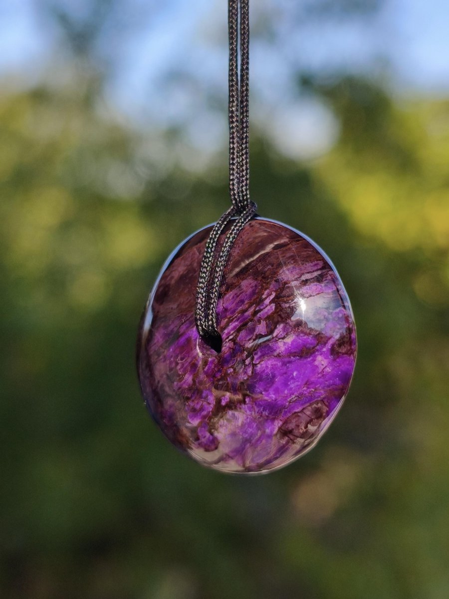 Sugilith Kette Donut Edelstein Anhänger Kristall Heilstein Rarität selten Sammler Mineral lila rund Geschenk für Mann Frau Er Sie Rarität - Art of Nature Berlin