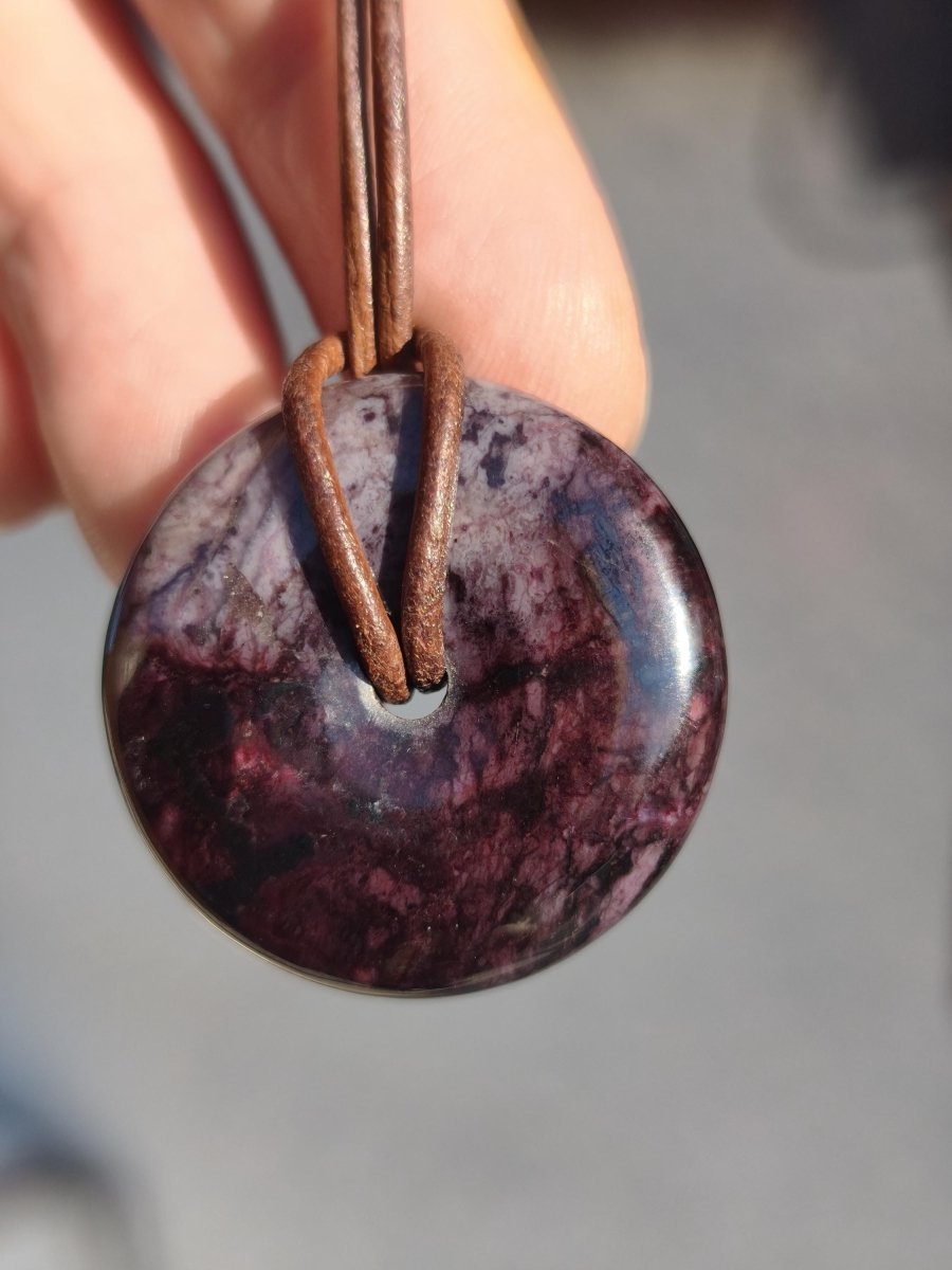 Sugilith Kette Donut Edelstein Anhänger Kristall Heilstein Rarität selten Sammler Mineral lila rund Geschenk für Mann Frau Er Sie Rarität - Art of Nature Berlin